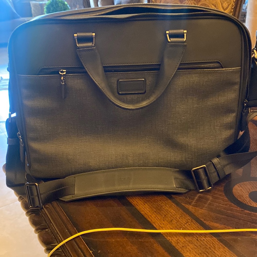 Tumi distinctive style that works. This briefcase is perfect